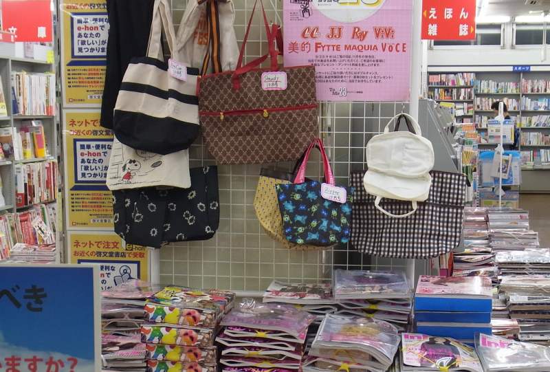 No163 満艦飾 付録のバッグがいっぱい: ニッポン デジカメ 見て歩き