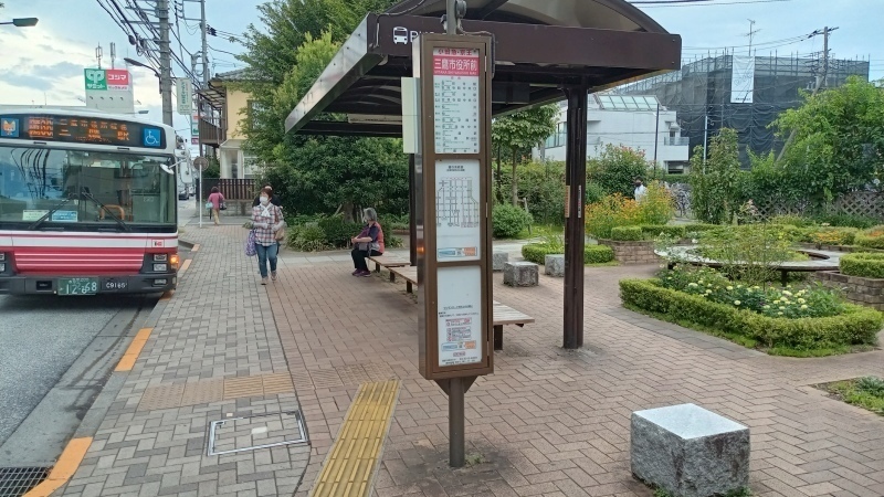 No547 街中の素敵なバス停: ニッポン デジカメ 見て歩き